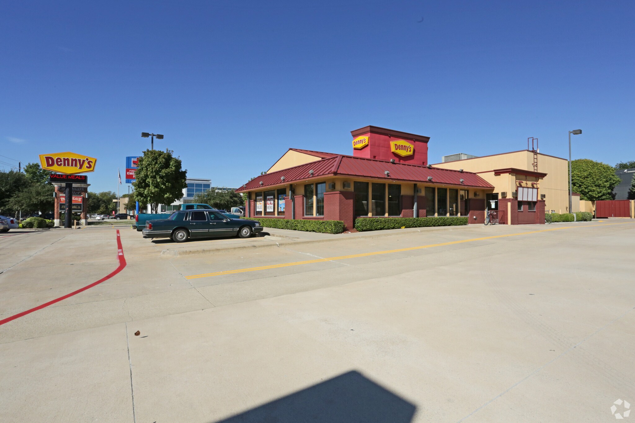 4567 Frankford Rd, Dallas, TX à louer Photo principale– Image 1 sur 5