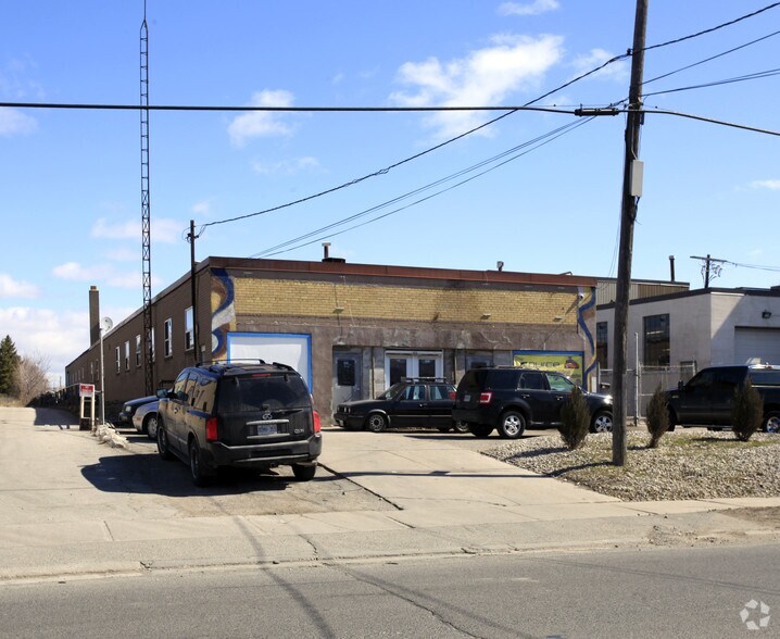 47-49 Milvan Dr, North York, ON à louer - Photo de l’immeuble – Image 2 sur 2