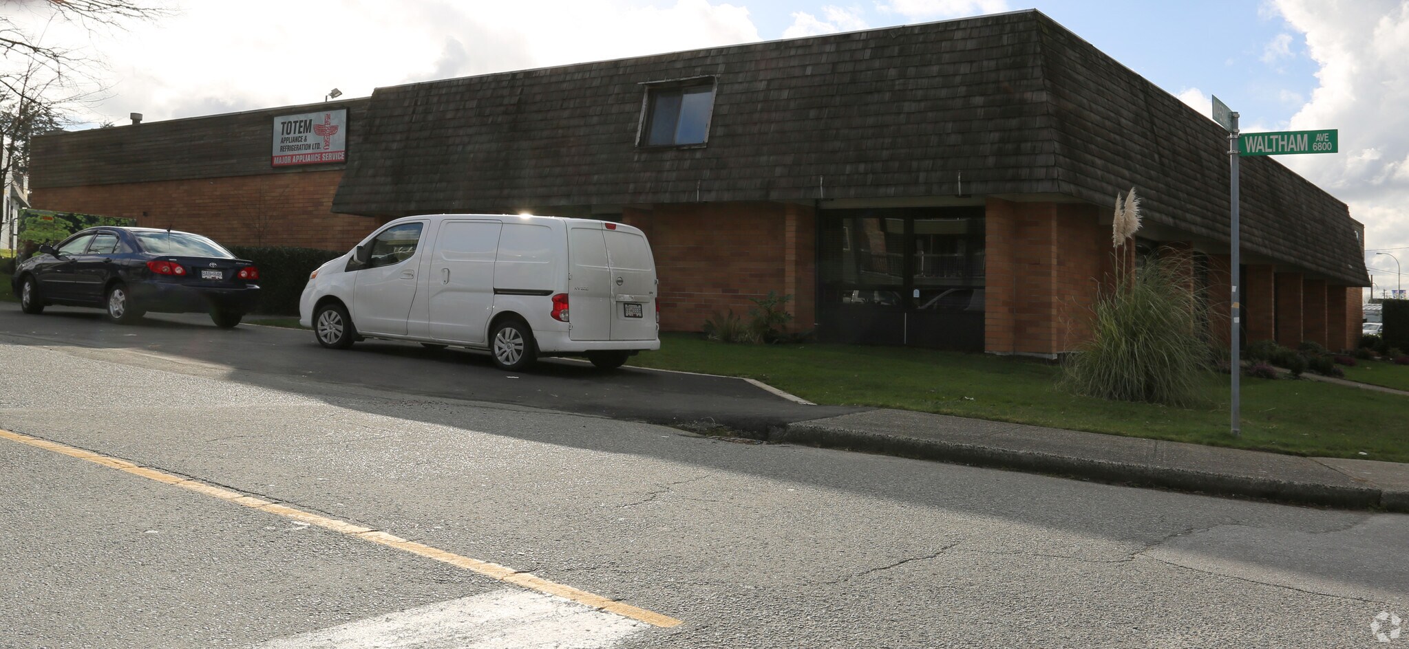 5950 Imperial St, Burnaby, BC à louer Photo principale– Image 1 sur 6