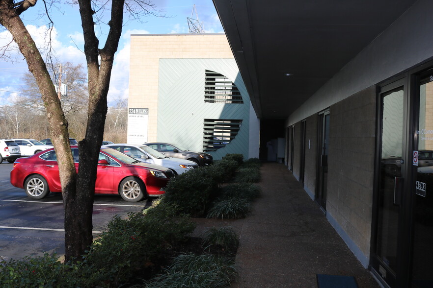 224 S Peters Rd, Knoxville, TN à louer - Photo de l’immeuble – Image 2 sur 4