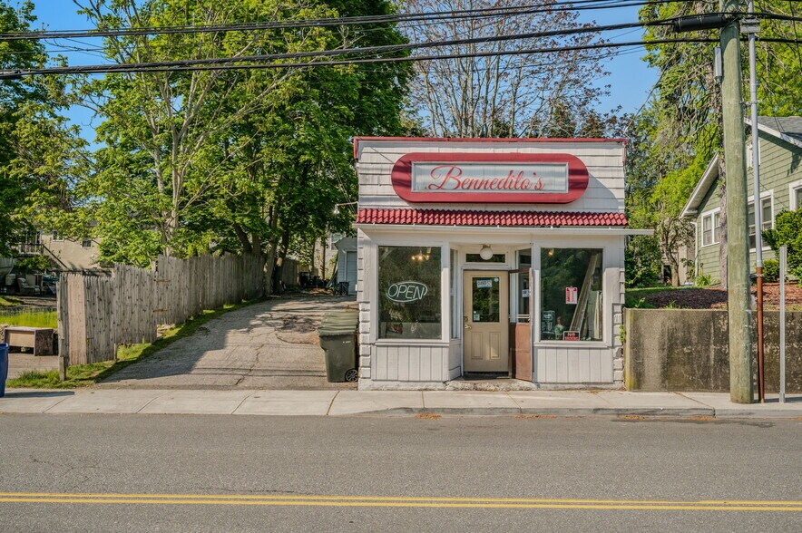 233 Poquonnock Rd, Groton, CT à vendre - Photo de l’immeuble – Image 3 sur 9