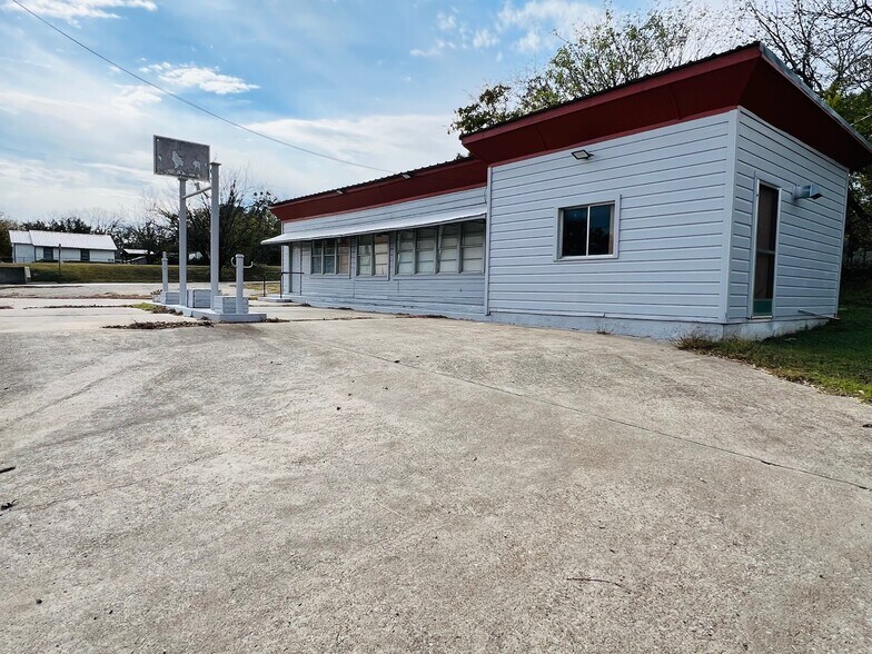 703 N Austin St, Comanche, TX à vendre - Photo de l’immeuble – Image 3 sur 17