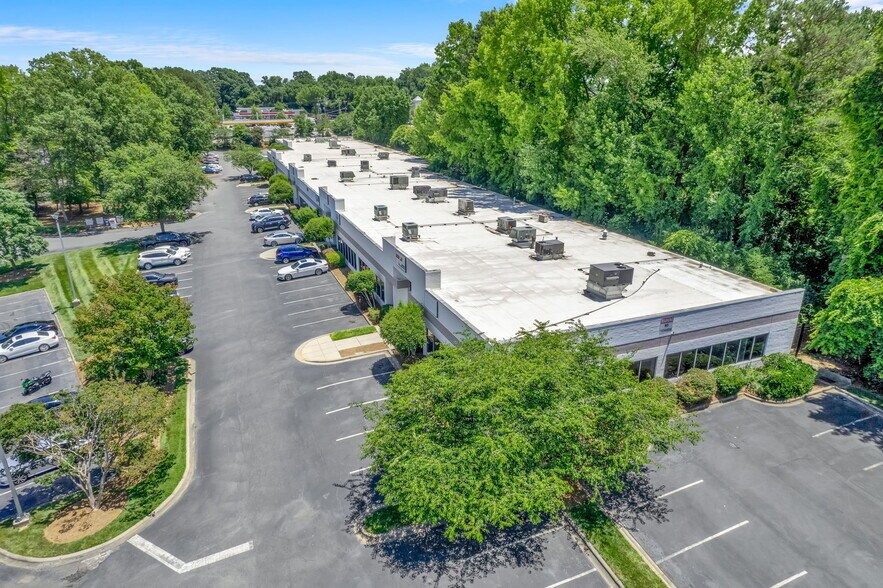 5100 Reagan Dr, Charlotte, NC à louer - Photo de l’immeuble – Image 2 sur 34