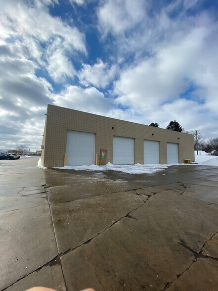 6475 19 1/2 Mile Rd, Sterling Heights, MI à vendre - Photo de l’immeuble – Image 2 sur 13