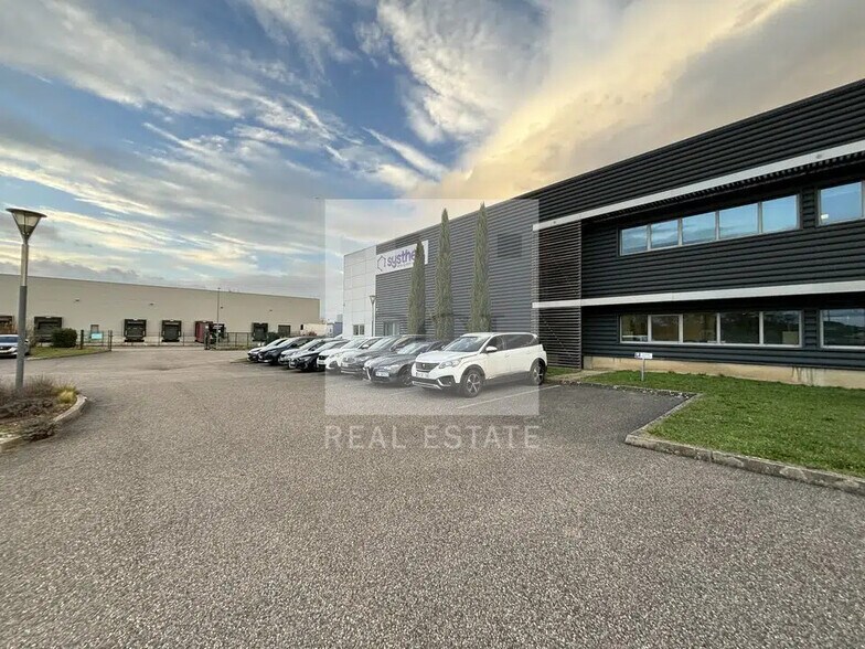 Bureau dans Saint-Quentin-Fallavier à vendre - Photo de l’immeuble – Image 2 sur 6
