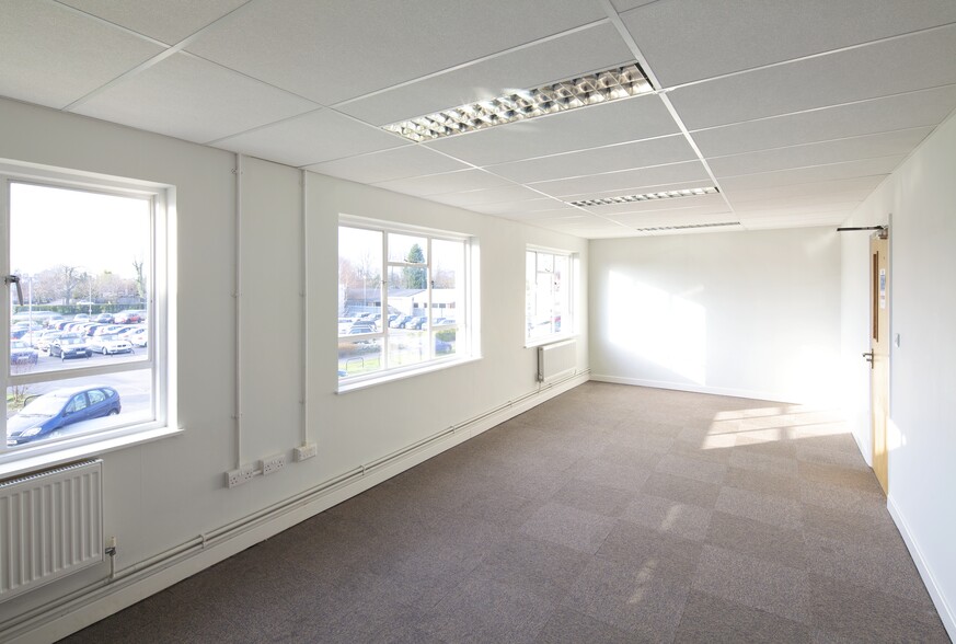 Stephenson Way, Crawley à vendre - Photo de l’immeuble – Image 2 sur 10