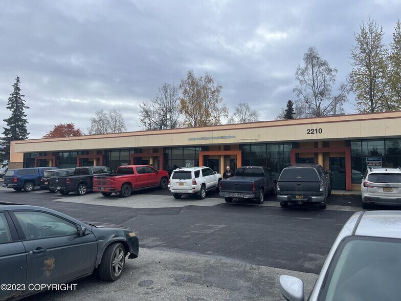 2210 E Northern Lights Blvd, Anchorage, AK à louer - Photo de l’immeuble – Image 2 sur 13