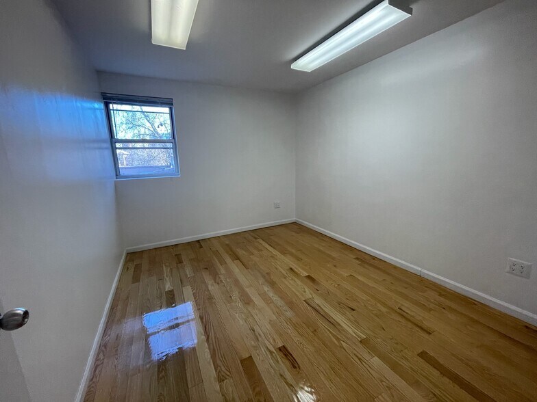 41-13 149th Pl, Flushing, NY à louer - Photo de l’immeuble – Image 2 sur 9
