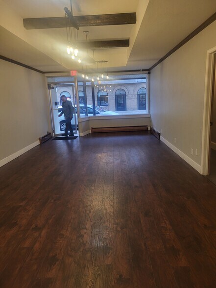 541-549 Pine St, Burlington, WI à vendre - Hall d’entrée – Image 3 sur 24