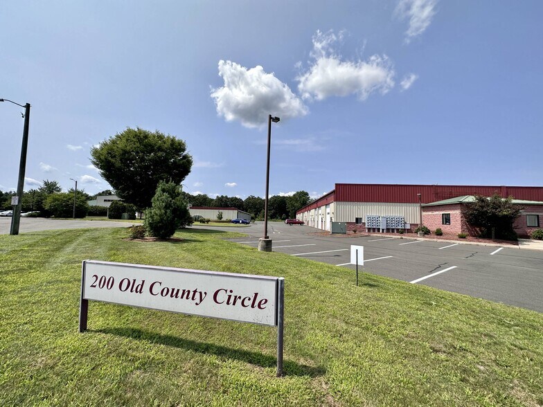 200 Old County Cir, Windsor Locks, CT à louer - Photo de l’immeuble – Image 2 sur 9