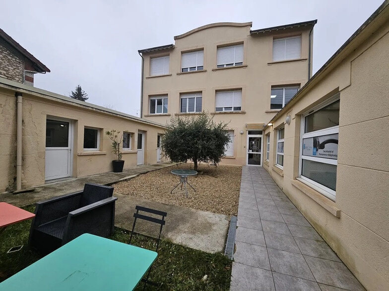 Bureau dans Melun à vendre - Photo de l’immeuble – Image 2 sur 9