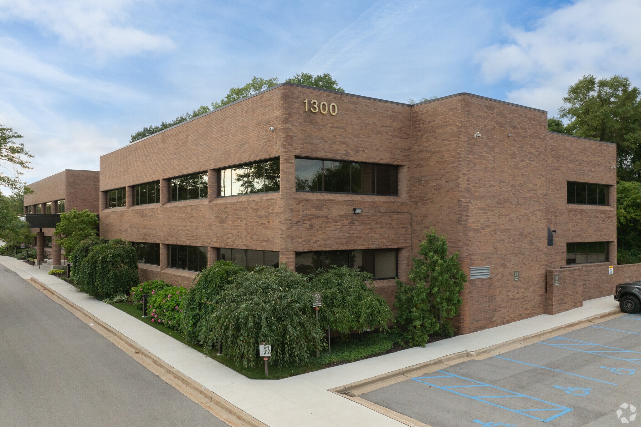 1300 Michigan St NE, Grand Rapids, MI à louer Photo principale– Image 1 sur 8
