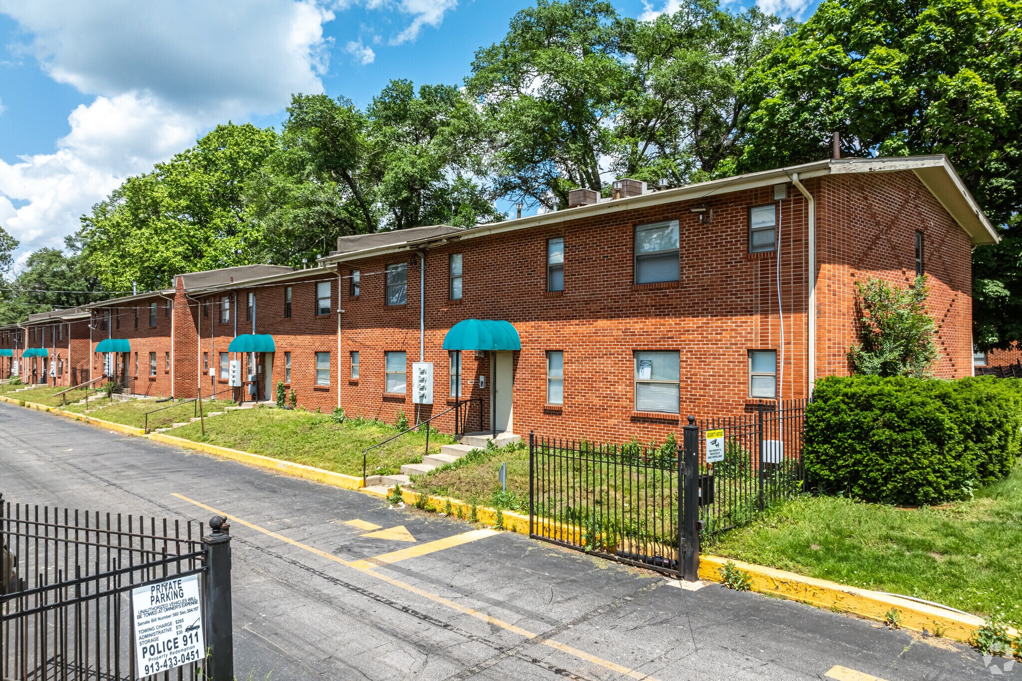 8208 Troost Ave, Kansas City, MO à vendre Photo de l’immeuble– Image 1 sur 19