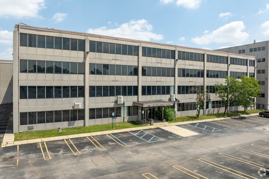 23100 Providence Dr, Southfield, MI à vendre - Photo de l’immeuble – Image 2 sur 10