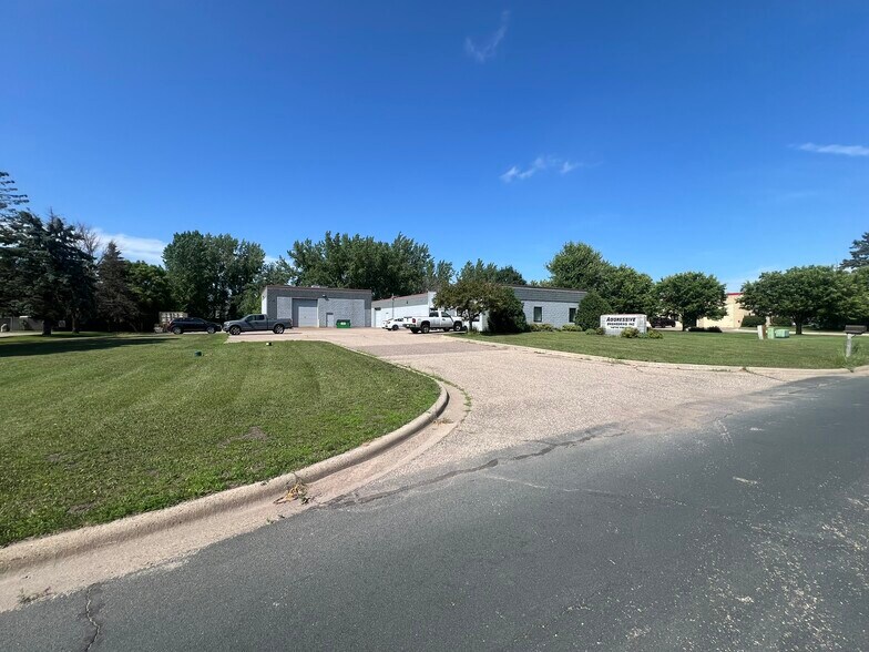 2161 NE 107th Ln, Blaine, MN à louer - Photo de l’immeuble – Image 3 sur 26