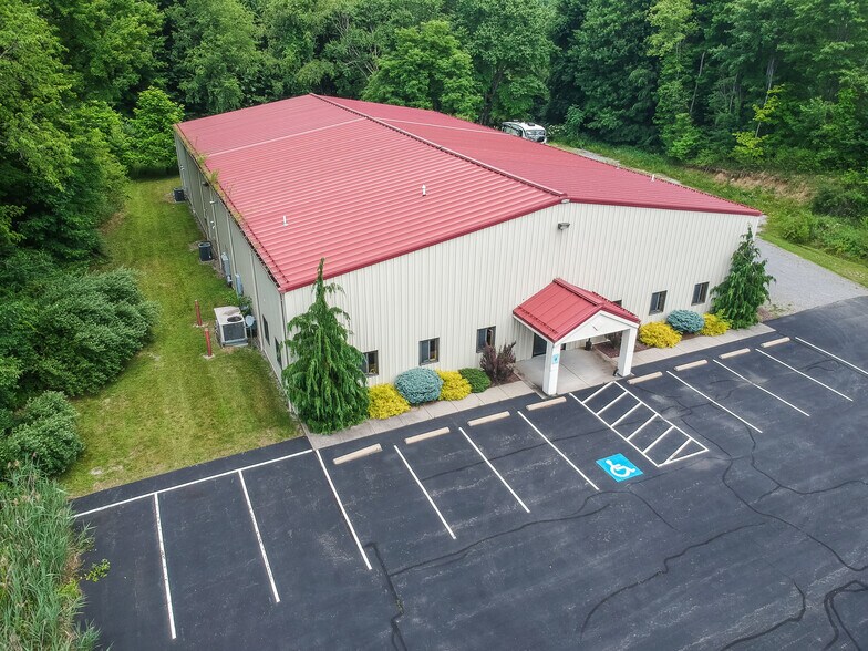 703 Commerce Ave, New Castle, PA à vendre - Photo de l’immeuble – Image 2 sur 19