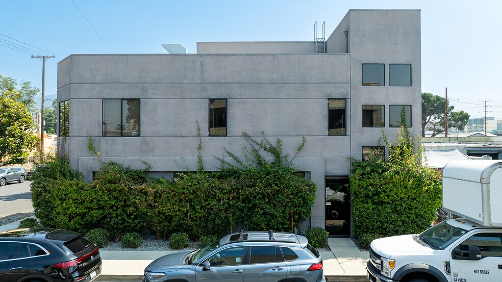 120 W Cypress Ave, Burbank, CA à vendre - Photo de l’immeuble – Image 2 sur 15
