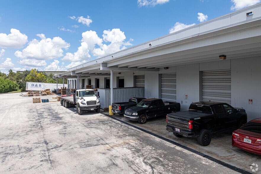 14200 NW 4th St, Sunrise, FL à louer - Photo de l’immeuble – Image 3 sur 5