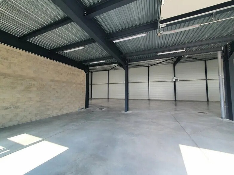 Local d'activités dans Villejust à vendre - Photo de l’immeuble – Image 2 sur 8
