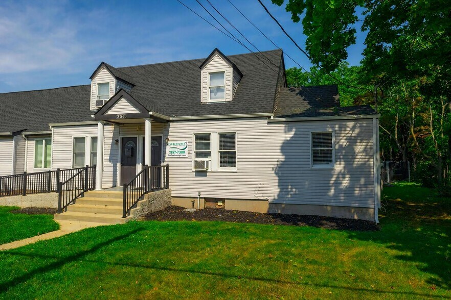 256 N Wellwood Ave, Lindenhurst, NY à louer - Photo de l’immeuble – Image 2 sur 14