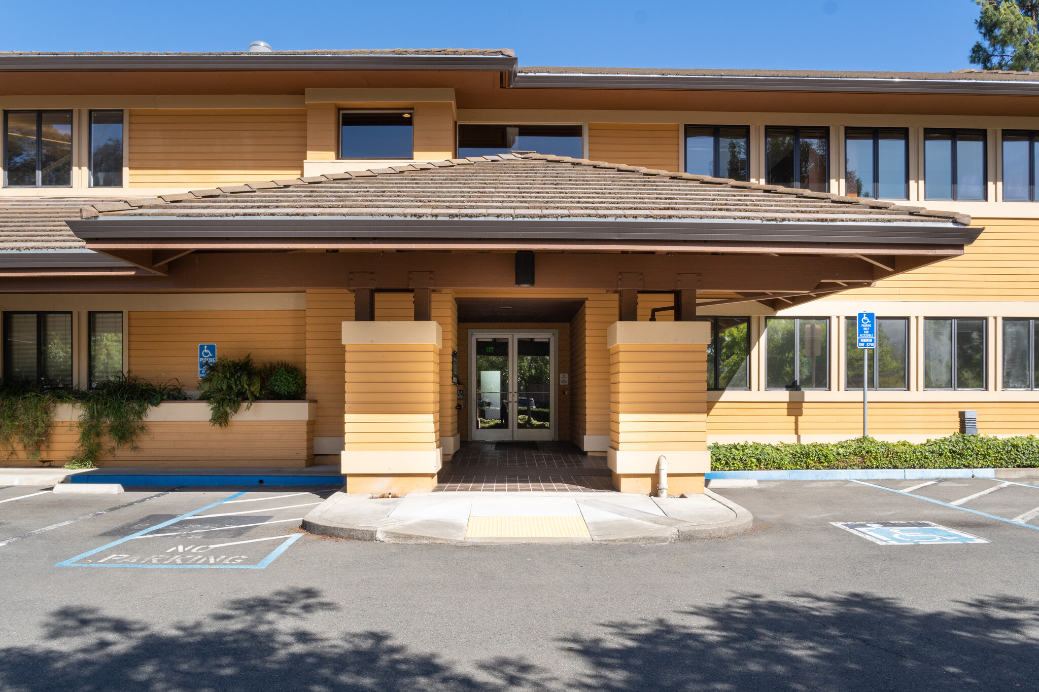 1150 Moraga Way, Moraga, CA à louer Photo de l’immeuble– Image 1 sur 11