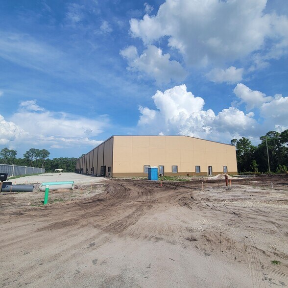 2011 Commerce Lakes Dr, Port Saint Lucie, FL à louer - Photo de l’immeuble – Image 2 sur 8