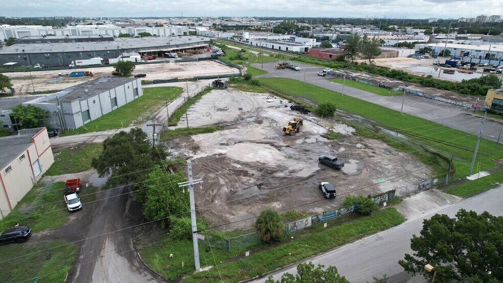 1171 SE 10th Ave, Hialeah, FL à louer - Photo de l’immeuble – Image 3 sur 9