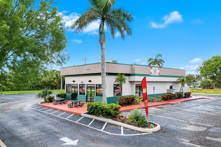 10493 Stringfellow Rd, Saint James City, FL à vendre - Photo de l’immeuble – Image 2 sur 36