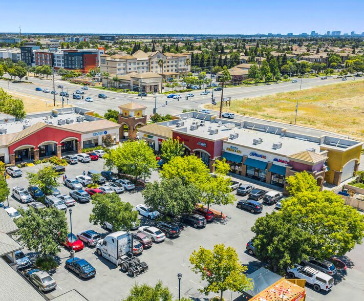 Westlake Village Shopping Center portefeuille de 2 biens à vendre sur LoopNet.fr - Photo de l’immeuble – Image 3 sur 6