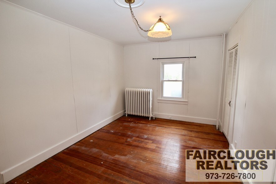 23 Main St, Ogdensburg, NJ à vendre - Photo intérieure – Image 3 sur 13