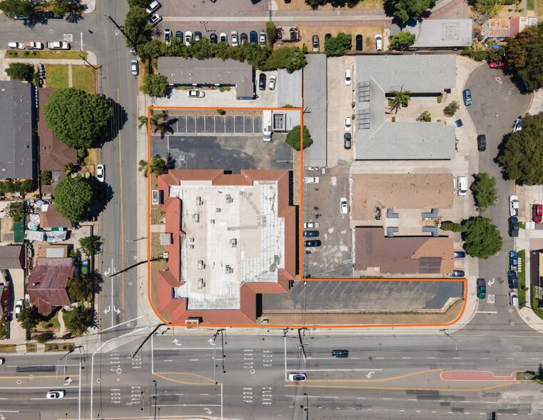 902 N Grand Ave, Santa Ana, CA à vendre - Photo de l’immeuble – Image 3 sur 27