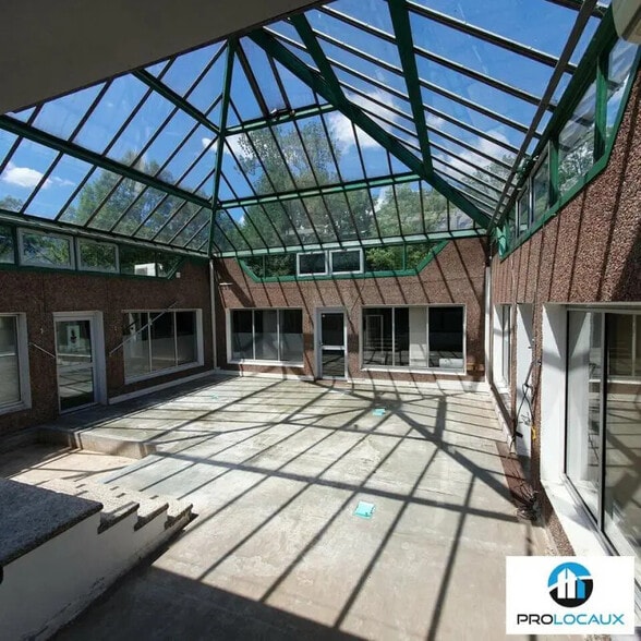 Local d'activités dans Meylan à vendre - Photo de l’immeuble – Image 3 sur 11