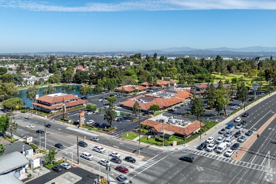 1633-1685 E Lincoln Ave, Orange, CA à louer - Aérien – Image 2 sur 5