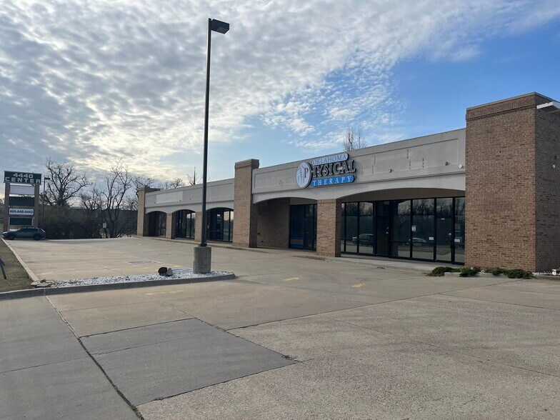 4440 NW Expressway St, Oklahoma City, OK à louer - Photo de l’immeuble – Image 2 sur 5