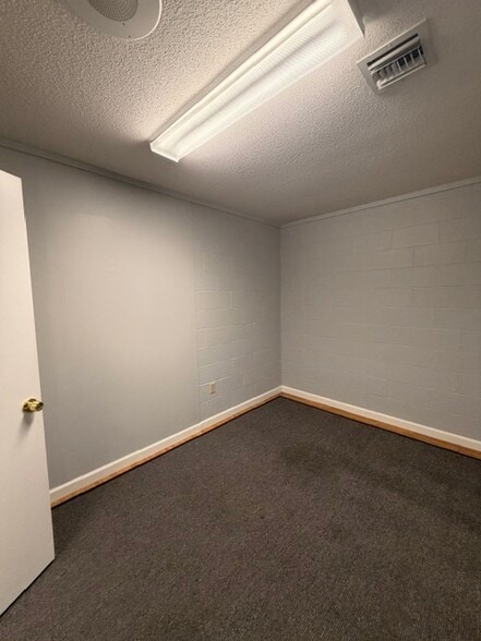 22 Southwick St, Feeding Hills, MA à louer - Photo intérieure – Image 3 sur 8