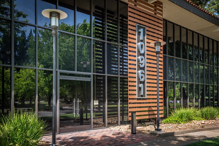10961 Sun Center Dr, Rancho Cordova, CA à louer - Photo de l’immeuble – Image 3 sur 12