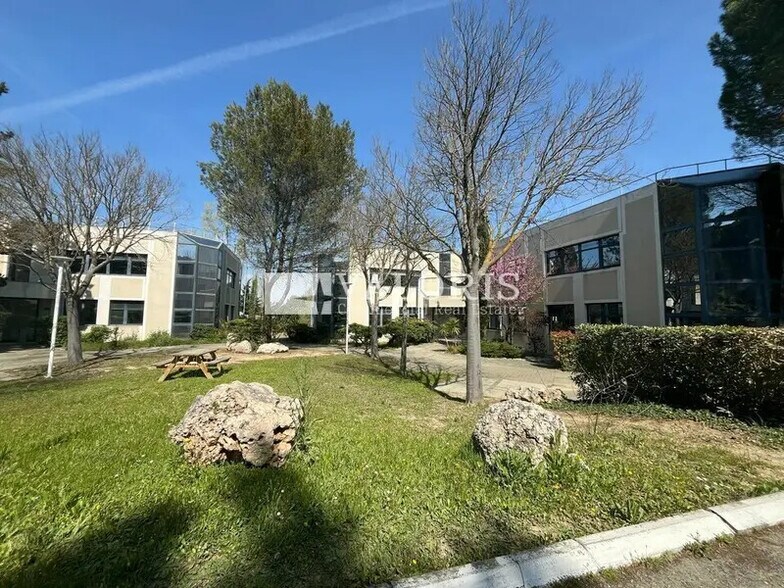 Avenue Jean-René Guillibert Gautier De La Lauzière, Aix-en-Provence à louer - Photo de l’immeuble – Image 1 sur 12