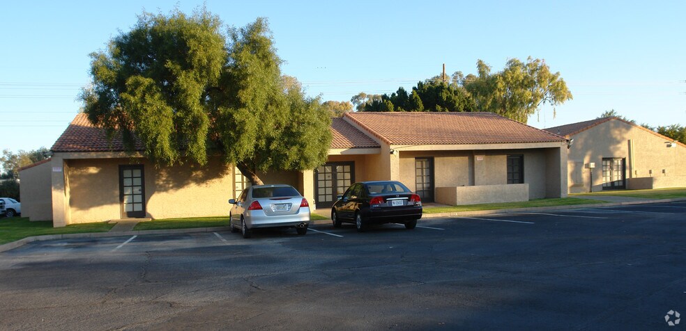 2101 E Broadway Rd, Tempe, AZ à louer - Photo de l’immeuble – Image 2 sur 4