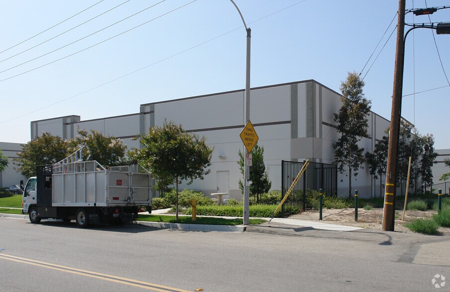 10235 8th St, Rancho Cucamonga, CA à louer - Photo de l’immeuble – Image 3 sur 3