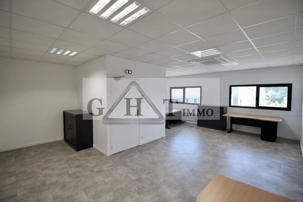 Industriel/Logistique dans Saint-Pierre-du-Perray à louer Photo intérieure– Image 1 sur 4