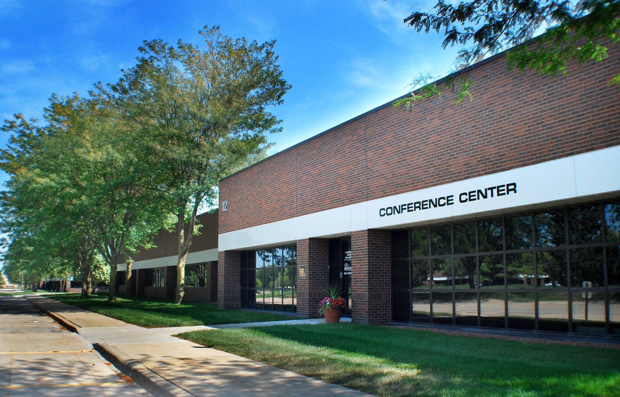 11200-11274 Aurora Ave, Urbandale, IA à louer Photo de l’immeuble– Image 1 sur 7