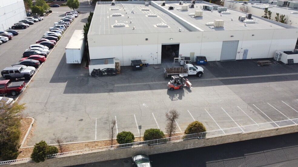 24853 Avenue Rockefeller, Valencia, CA à louer - Photo de l’immeuble – Image 2 sur 11