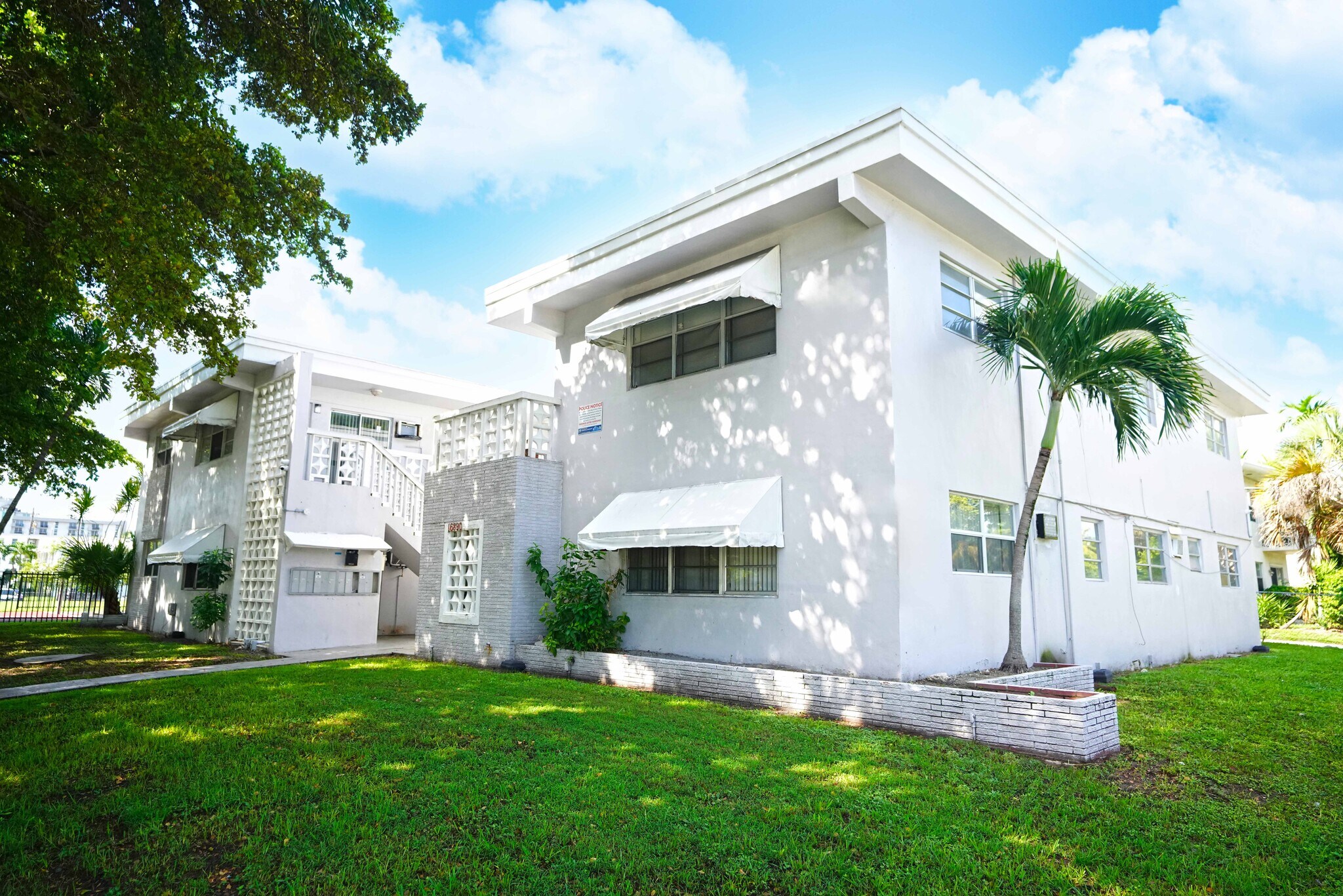 16890 NE 21st Ave, North Miami Beach, FL à vendre Photo de l’immeuble– Image 1 sur 15