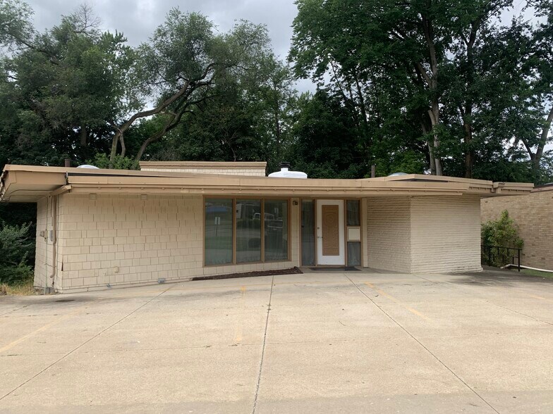 1821 Fulton Dr NW, Canton, OH à vendre - Photo de l’immeuble – Image 2 sur 8