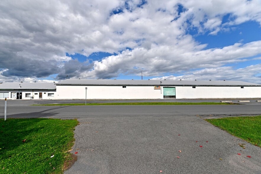 115 Balmoral Av, Cornwall, ON à louer - Photo de l’immeuble – Image 2 sur 10