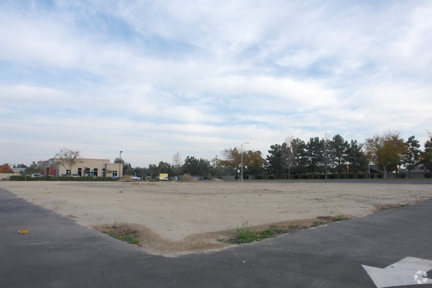 5001 Ming Ave, Bakersfield, CA à vendre - Photo principale – Image 1 sur 7