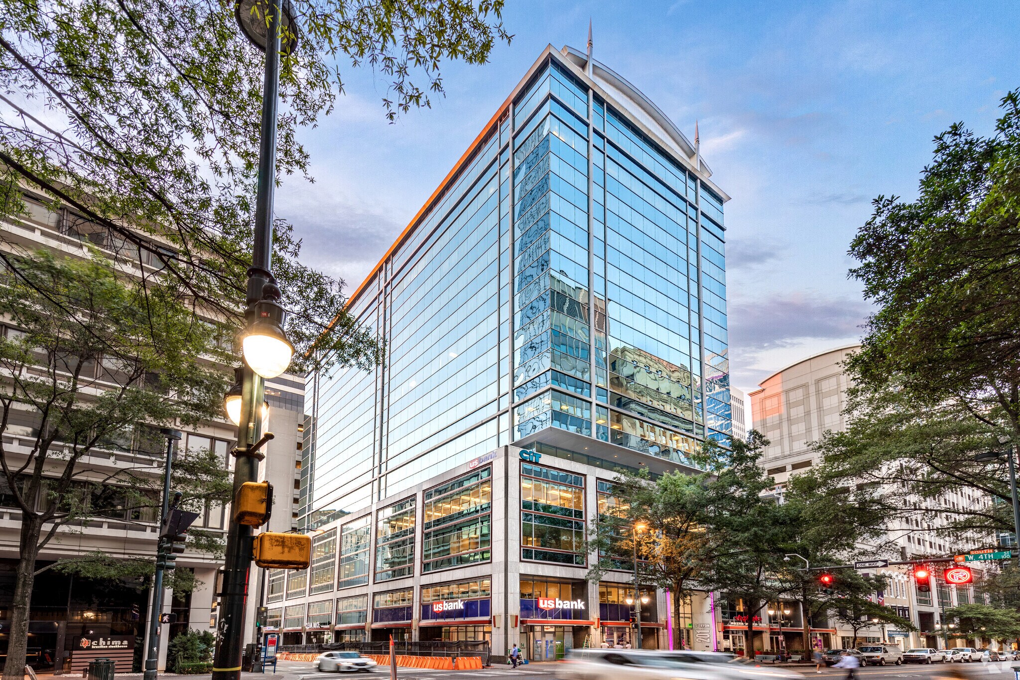 201 S Tryon St, Charlotte, NC à louer Photo de l’immeuble– Image 1 sur 11