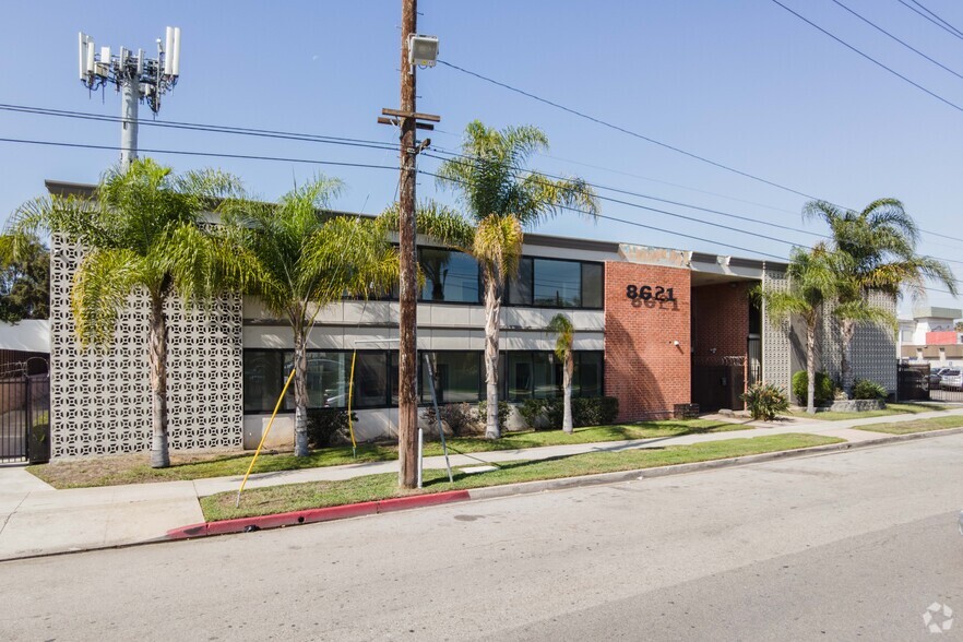 8621 Bellanca Ave, Los Angeles, CA à vendre - Photo de l’immeuble – Image 2 sur 4