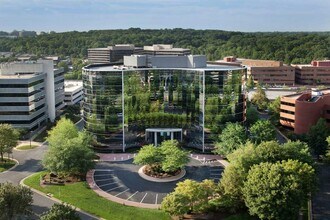 8609 Westwood Center Dr, Vienna, VA à louer Photo de l’immeuble– Image 1 sur 1