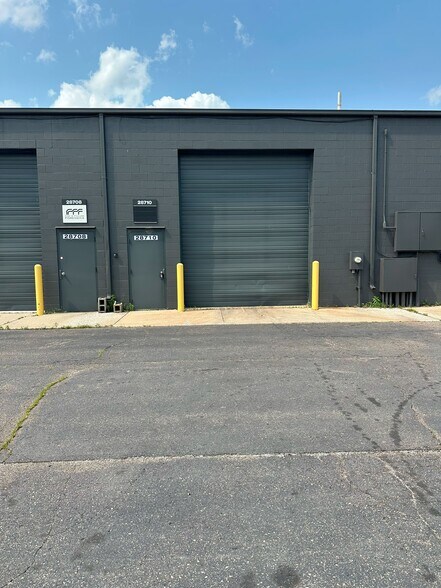 28702-28722 Wall St, Wixom, MI à louer - Photo de l’immeuble – Image 3 sur 6